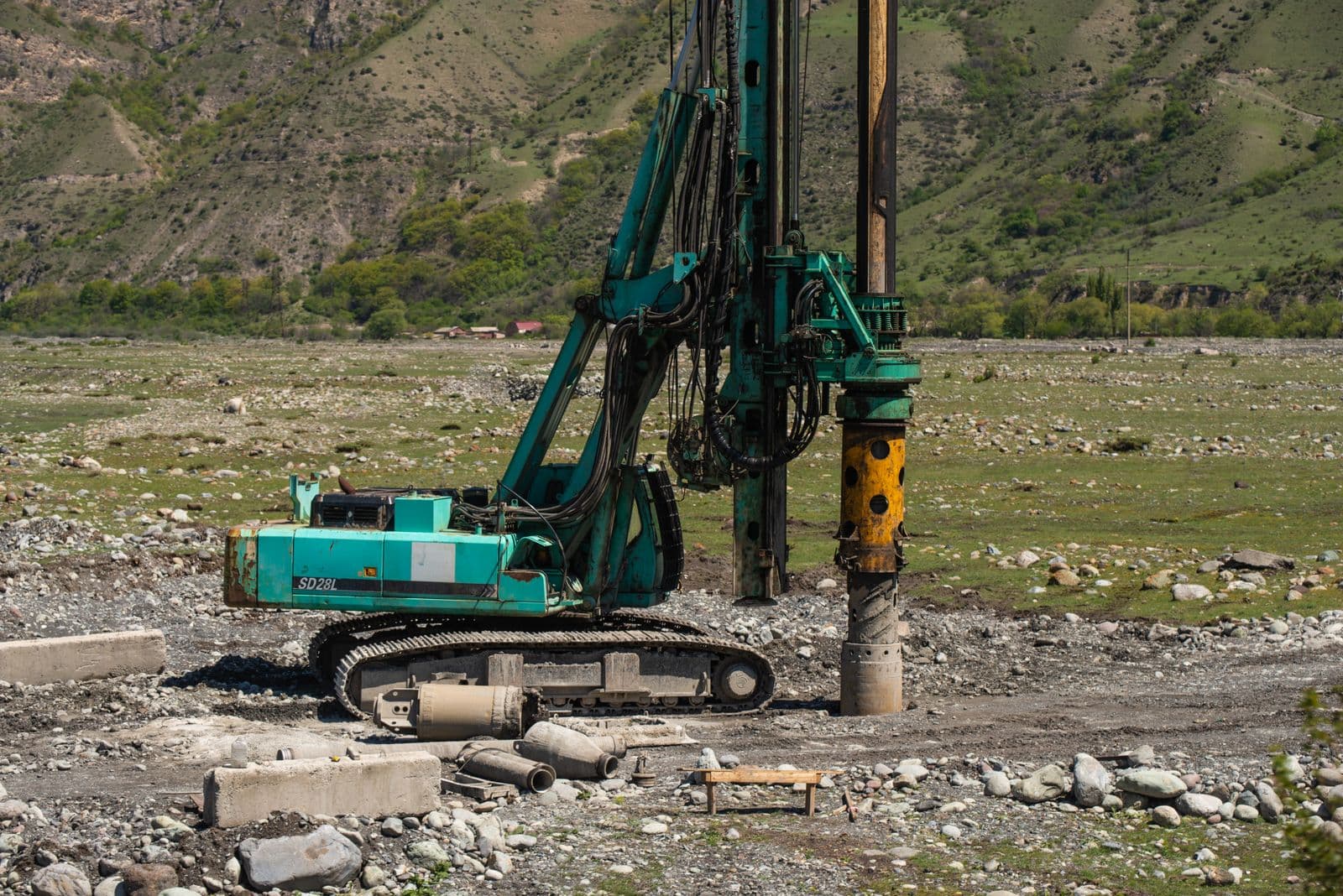 Máquina perforadora trabajando al aire libre (foto ilustrativa)